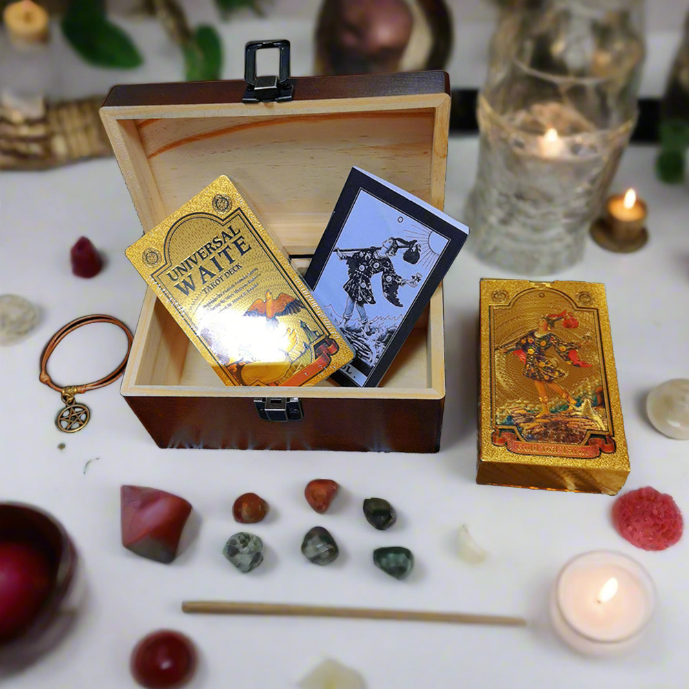 Baralho de tarô com folha de ouro em caixa de presente de madeira • Conjunto de adivinhação de luxo com baralho de tarô universal contendo caixa de madeira entalhada, toalha de mesa e guia