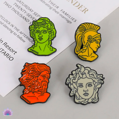 Conjunto de 4 peças de alfinetes de mitologia grega - Medusa Prometeu Aquiles Cabeça de Dionísio Broche - Distintivo de divindade romana antiga - Alfinete de bruxa de adoração pagã - Apollo Tarot Shop